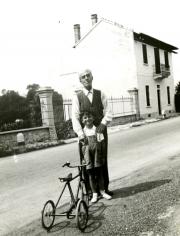 Scalarini con il nipote Nando a Gavirate nel 1940. 
