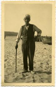 On the beach of Istonio (Vasto) during his forced stay at the concentration camp, 1941.
