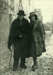 Scalarini con la figlia Francesca a Bucchianico (Chieti) il giorno della sua liberazione dal campo di concentramento, 23 dicembre 1941.